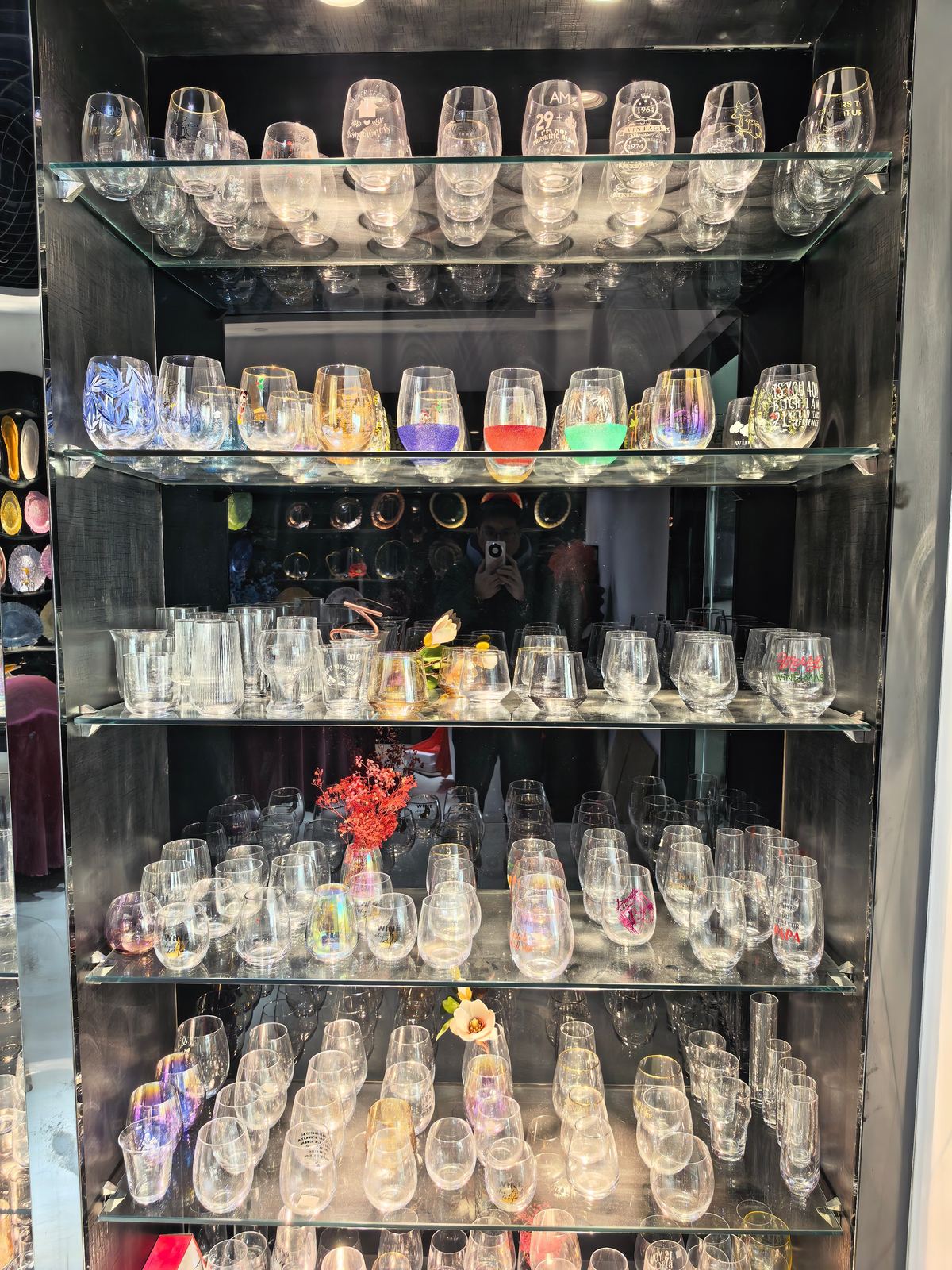 Stemless wine glasses with iridescent and holographic finishes